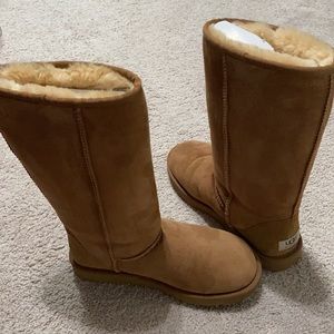 US size 7 women’s tall classic Ugg’s